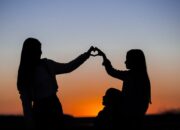 Apa Arti Mimpi Bertemu Teman Lama Perempuan Menurut Islam?