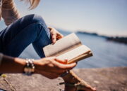 Arti Mimpi Dikasih Buku oleh Seseorang Menurut Islam: Simbol Pengetahuan atau Pesan Penting?