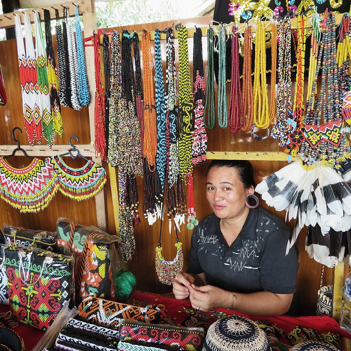 Tips Aksesori yang Tepat untuk Meningkatkan Gaya dengan Baju Belang