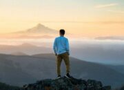 Arti Mimpi Berada di Puncak Gunung Menurut Islam: Simbol Kesuksesan atau Tantangan?