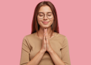 Arti Mimpi Diberi Baju Menurut Islam: Tanda Kehormatan atau Perubahan?