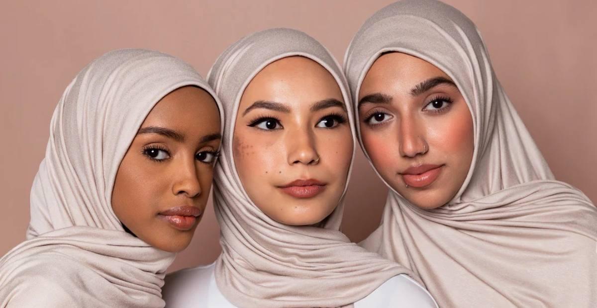 Memahami Dasar Pemilihan Warna Jilbab yang Selaras dengan Baju Garis Hitam Putih