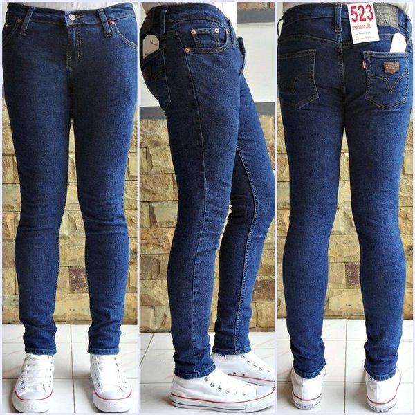 Gaya Sehari-hari: Tips Memadukan Jeans Biru Tua untuk Aktivitas Santai