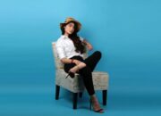 Menebak Karakter Cewek dari Posisi Duduknya Mana yang Paling Kamu?