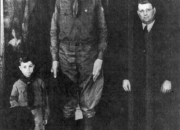 10 Foto Langka dari Orang Tertinggi di Dunia Sumpah Bikin Takjub