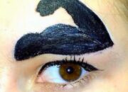 13 Gambar Lucu yang Membuktikan Cewek Nggak Bisa Hidup Tanpa Pensil Alis