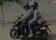 Cara Menebak Status Hubungan Orang dari Duduk Boncengan Motor