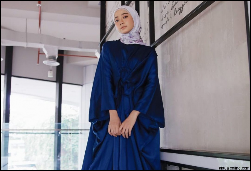 6 Perpaduan Warna Yang Cocok Untuk Warna Biru Navy - Malla Fashion Official