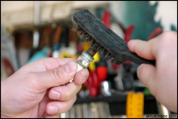 Cara Membersihkan Busi Mobil Yang Benar, Tak Perlu Ke Bengkel!